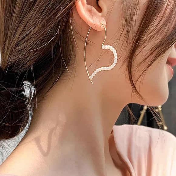 “Queen of Hearts” Pearl Hoop Dainty Retro Earrings - Picture 2 of 12